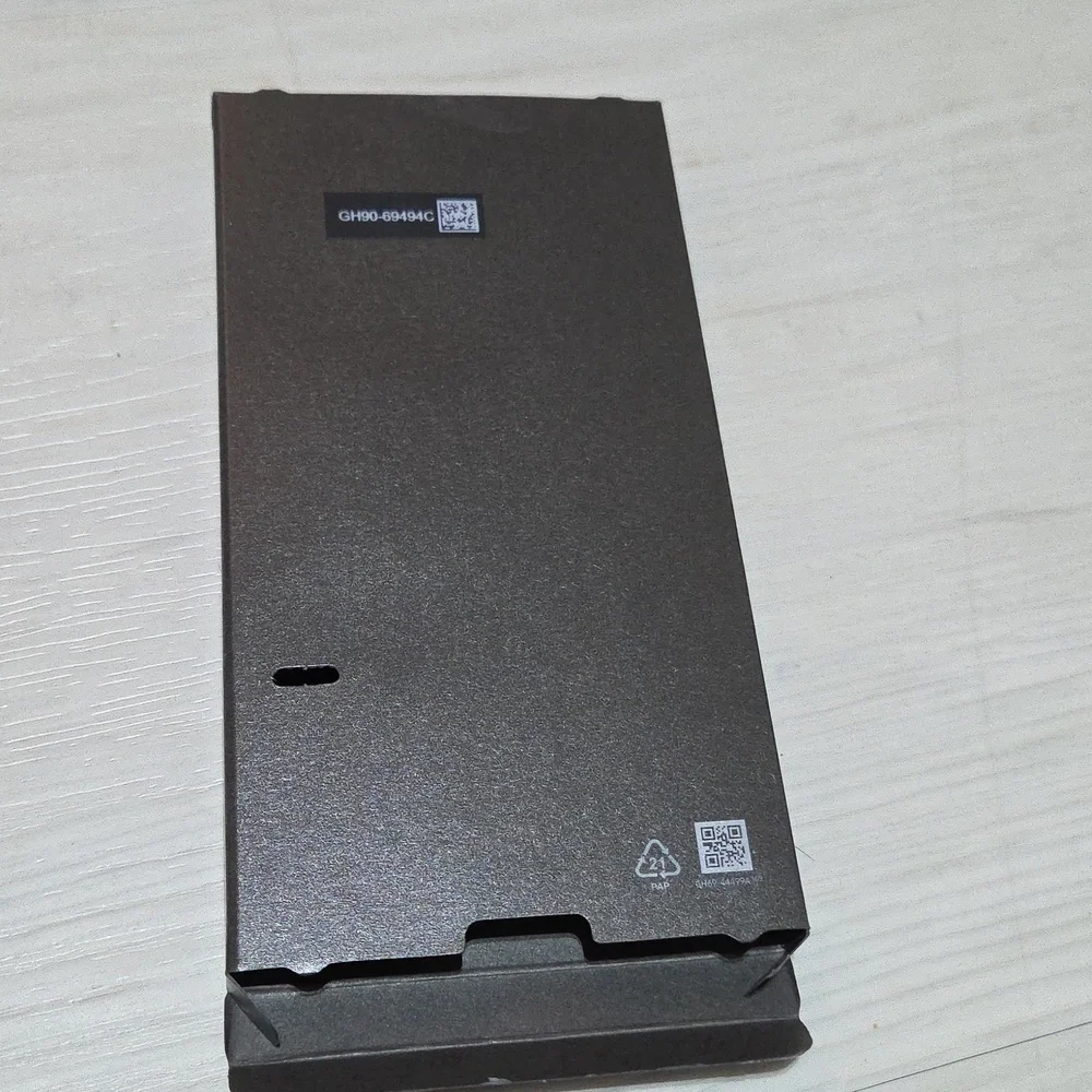 For sale is only the empty box with everything seen in Galaxy S25 Smartphone Box